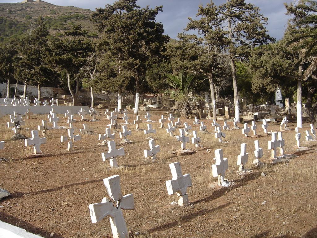CIMETIERE SEPTEMBRE 2006 ORAN PETIT LAC 01.jpg